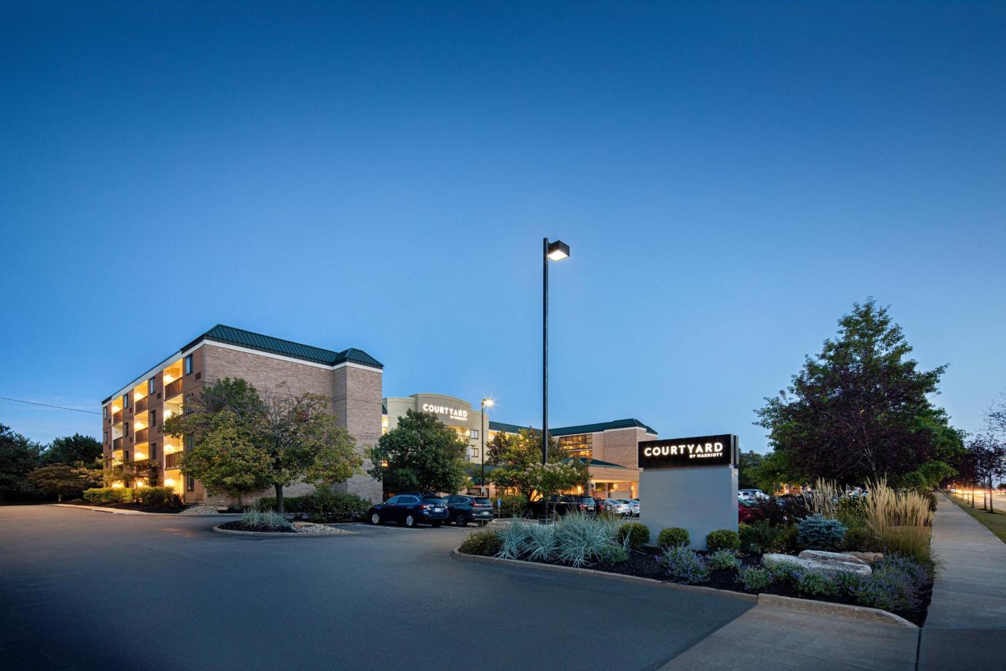 Courtyard Cleveland Beachwood Exterior photo